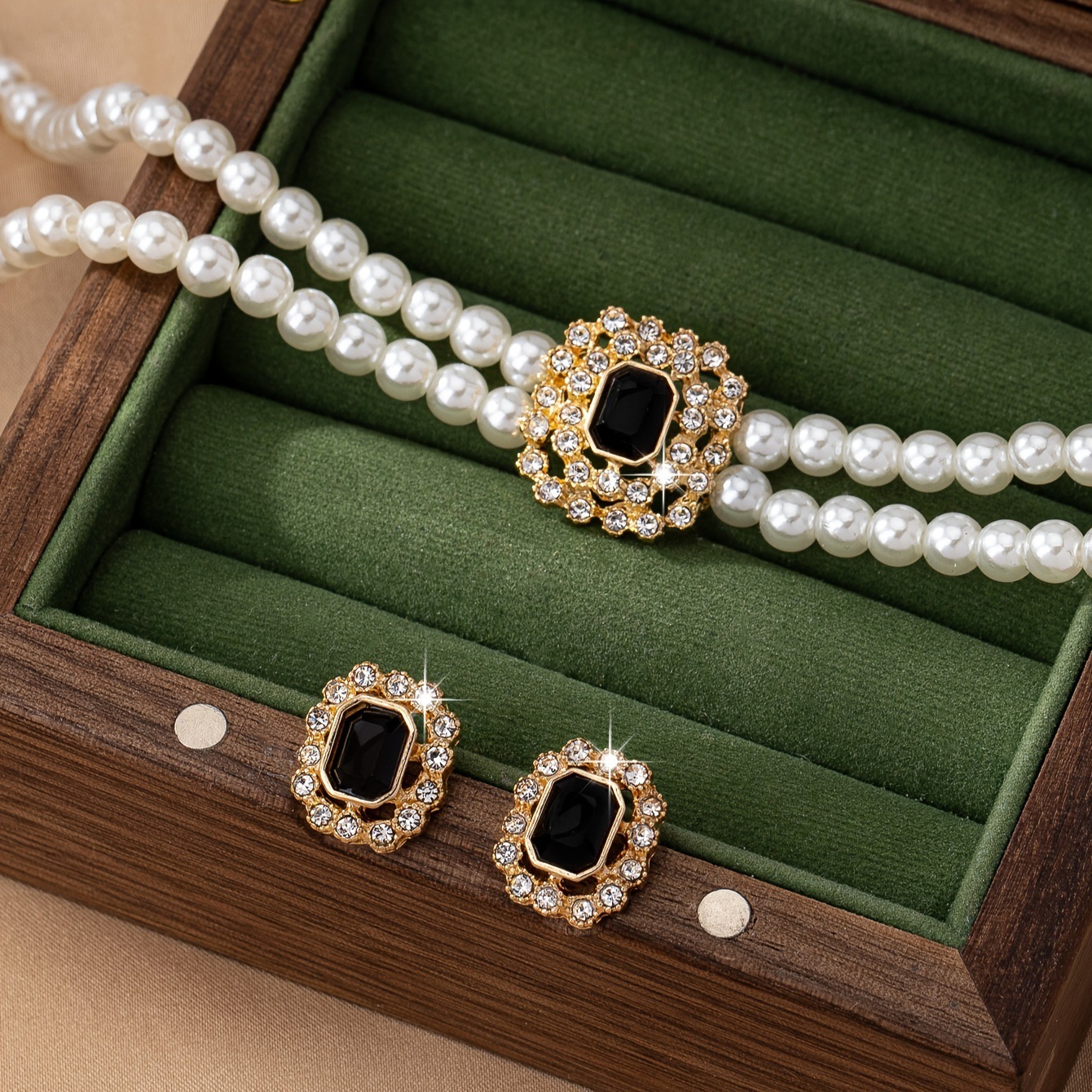 23371906-edb6-40b2-857f-3cb7792623a7.jpg Stylish Elegant Double Row Pearl Square Diamond-studded Necklace Earings Set